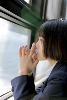 日本多名小学男生偷拍数名女同学换衣服